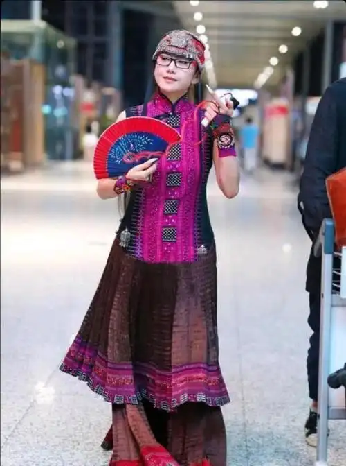 小叮当的时尚笔记 2020-10-11 我要分享 61岁杨丽萍这是整容了?