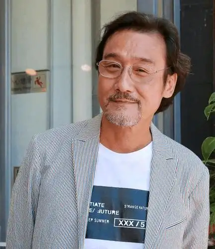 梁家辉亲切与网友合影, 近照看起来比往日苍老了不少