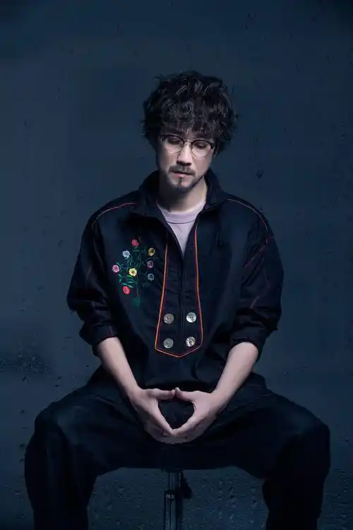 周传雄新歌《滴滴滴滴》上线 第一缘分主打诠释雨中奇遇