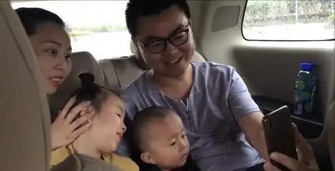 另一边,郭威原本可以拥有良好的家庭与教育,用心疼爱他的父母