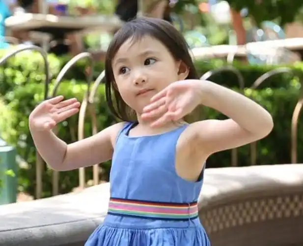 9岁奥莉变化是真大,好不容易晒了近照,却被指:长着一张成人脸_网易