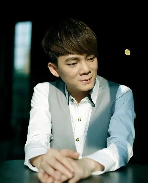 知名情歌歌手六哲在11月17日回到老家湛江,举办了他的婚礼.