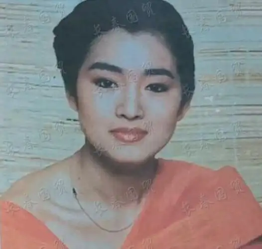 巩俐早年青涩旧照曝光,时尚性感气场十足