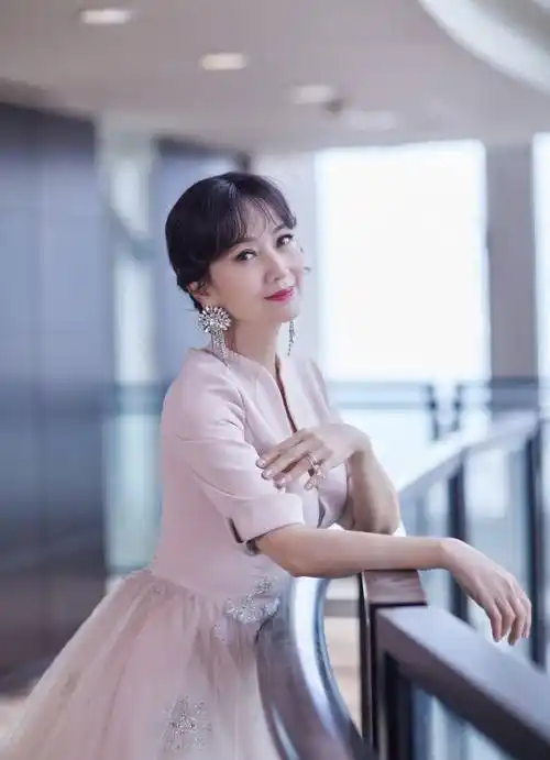 66岁赵雅芝穿粉色礼服,手持玫瑰!