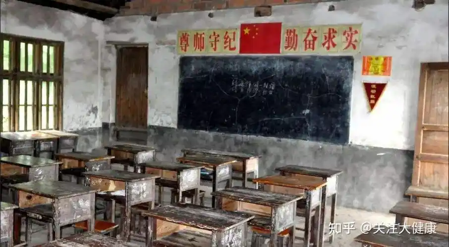 他每天步行来回十几公里就读于村小学,学校是土墙瓦砾房,两栋六间教室