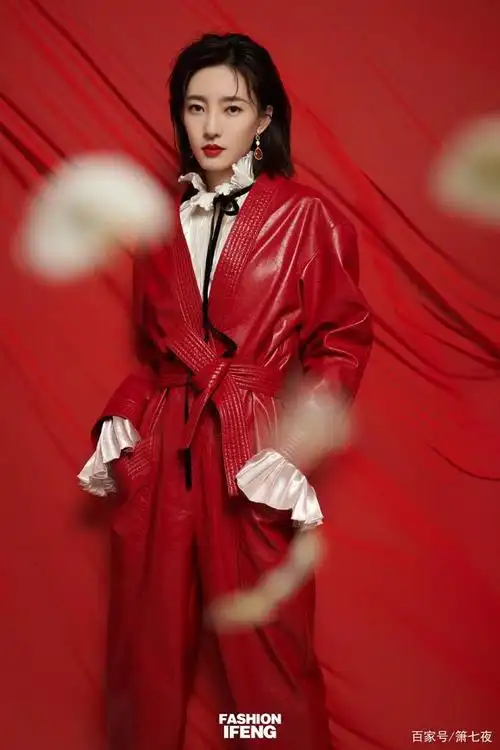 王丽坤登上央视春晚演绎小品,为大家送上新年祝福,造型出众