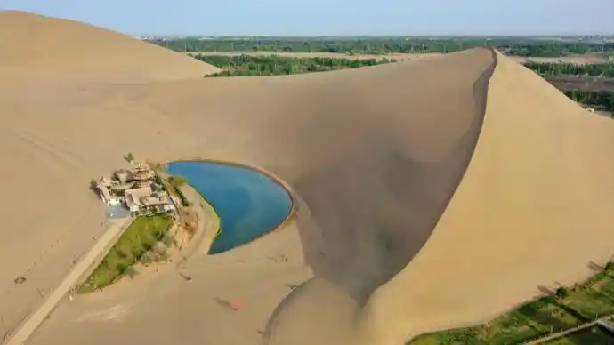 航拍鸣沙山月牙泉风景区 马玉鸣/摄