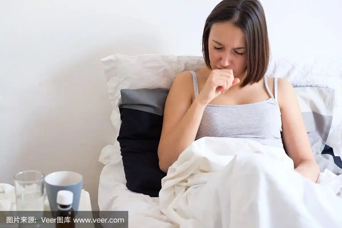 生病的女人对感冒和流感感到很难受