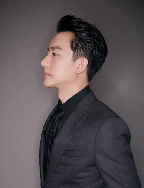 黄轩出席盛典 灰色西装久违亮相尽展不凡气质