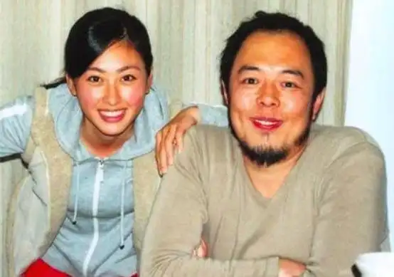 虽然比张铁林小了17岁,并且当时已经有了男朋友,但她还是义无反顾地