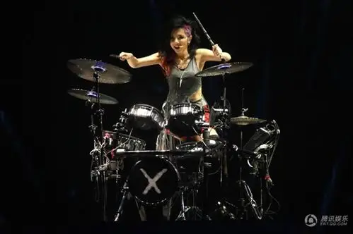 求2013红馆演唱会邓紫棋打爵士鼓的照片原图