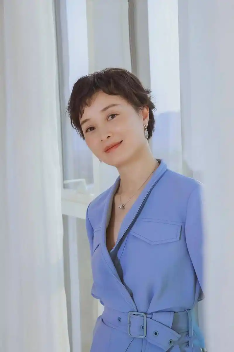 50岁吴越撞衫40岁孙俪,大10岁也没输,一个优雅温婉一个干练大方_优点