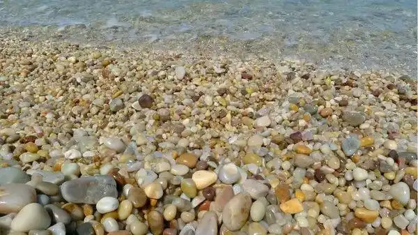 一颗颗圆润晶莹的鹅卵石是这片海滩上最为抢镜的元素.