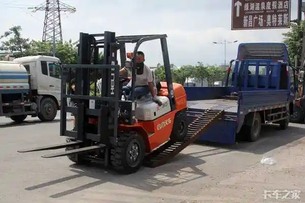 一个人就能完成装卸 用轻卡运输叉车怎么用的是这种办法?