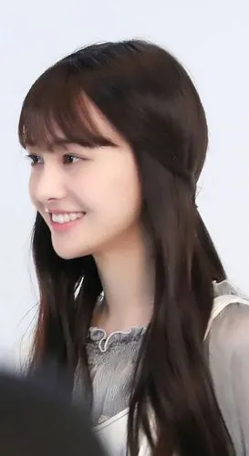 重新蓄起长发的郑爽,小脸也终于圆润一些,重回颜值高峰.