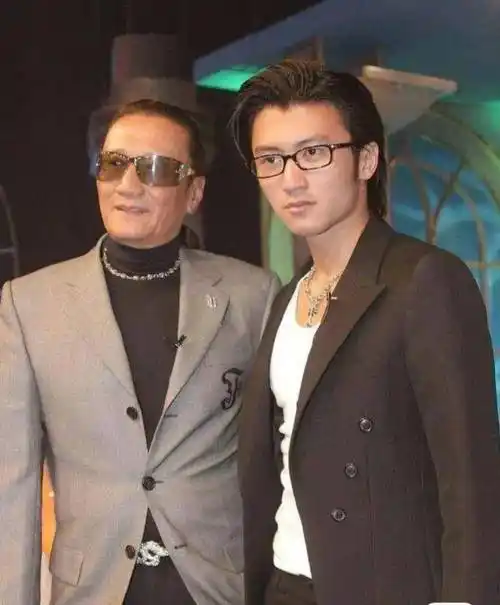 港媒爆料谢霆锋17岁儿子和47岁女教练恋爱同居张柏芝被气住院