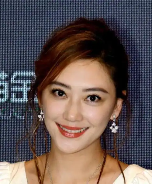 35岁应采儿近照被问要爱情还是要面包毫不犹豫要爱情