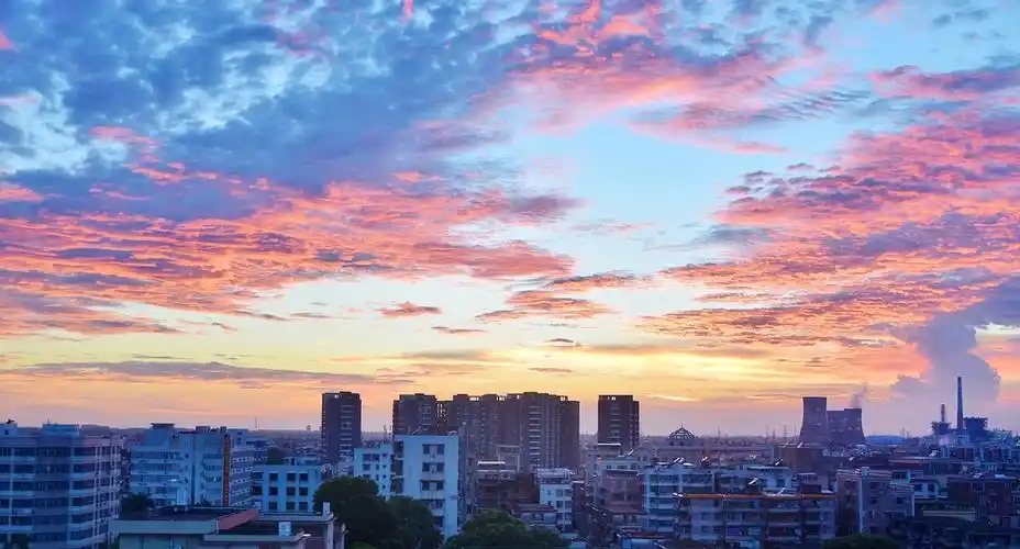 一组城市的晚霞火烧云