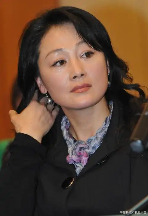 然而,王姬不仅是一位杰出的演员,她的家庭事业同样引人瞩目.