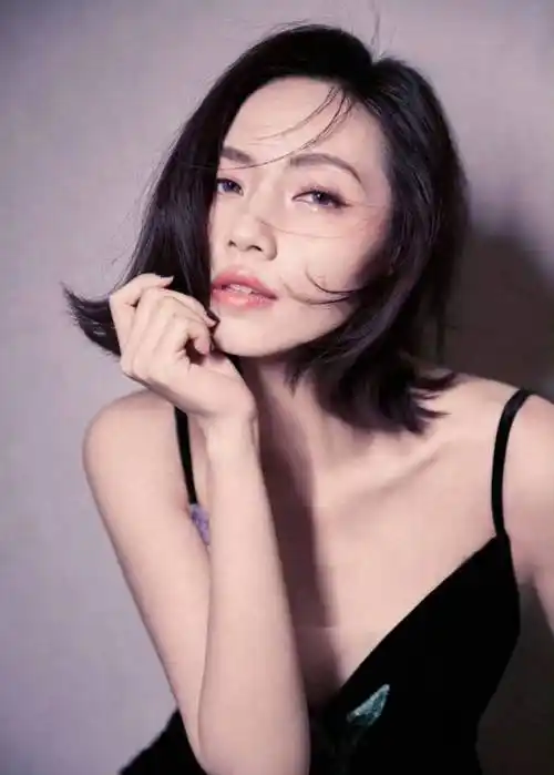 刘惜君鸢尾花丝绒黑裙美出新高度单手托腮气质好