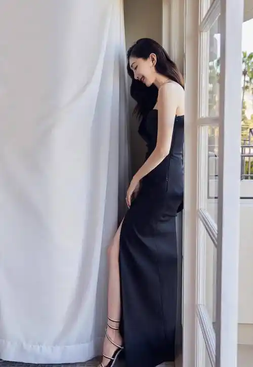 江疏影晒20岁军训照不光天生肤白貌美大长腿最主要还超会穿