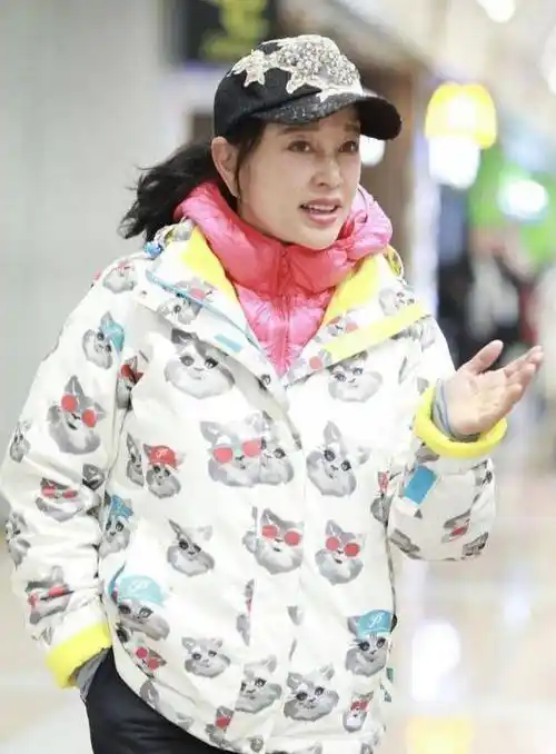 刘晓庆老年打扮现机场,素颜上阵不浓妆了,这样优雅得老去多好_带着_穿