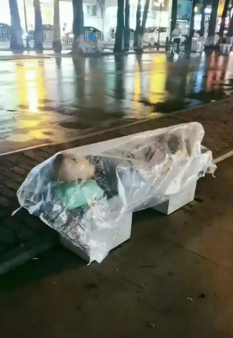 下雨天流浪汉在大街上是这样睡觉的,看着让人心酸!