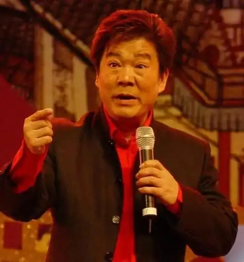 自此,大兵每周末都会跑到奇志家里学习相声,日复一日,大兵所在的中学