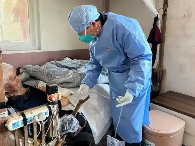 家庭医生上门为80岁的王老伯更换导尿管家住四团镇平南村的91岁老人徐