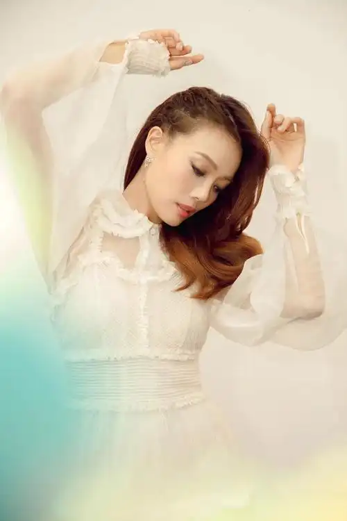 容祖儿受邀出席top荣耀时刻用歌声传递爱的力量