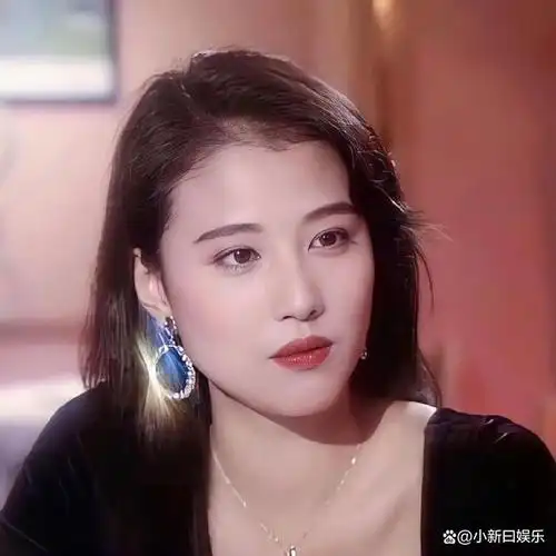 周海媚作为香港的一代美女明星,因为超高的颜值,巅峰期曾经有5个男士