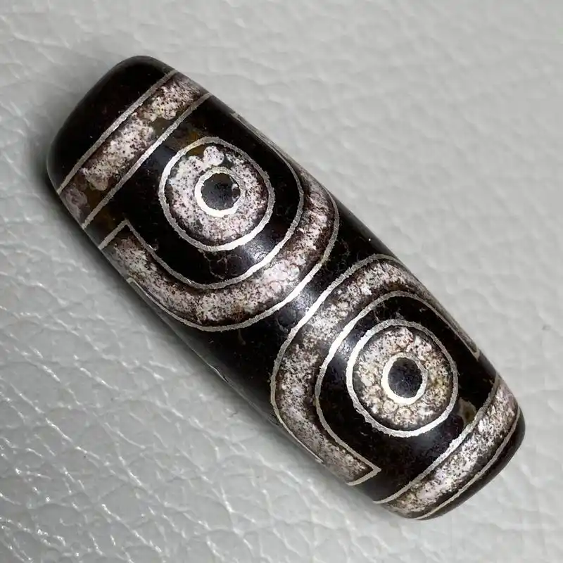 藏区回流老料镶嵌银丝满朱砂【三眼天珠】 尺寸:37*13毫米 重量11.