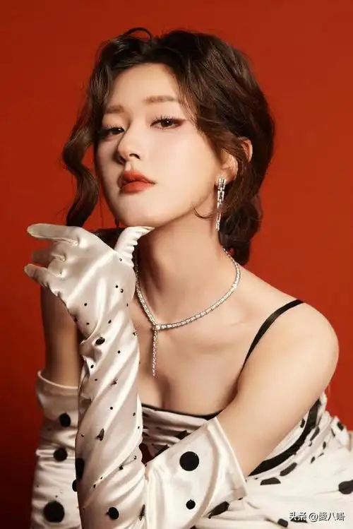赵露思短发波点裙,这是拍完照就把黑丝脱了?