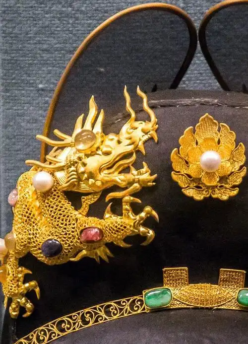 帽身形同"善"字而得名,在明代为皇帝,皇太子,亲王及皇族之冠,并赐朝鲜