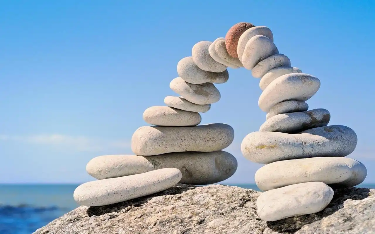 河边漂亮的鹅卵石高清桌面壁纸