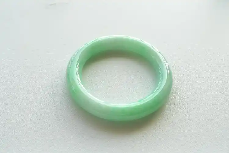 天然a货翡翠圆条手镯 65.02克 (圈口53.6)