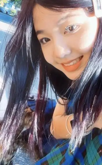 黑丝缠眼走红女大学生日常生活照流出可御可甜大长腿