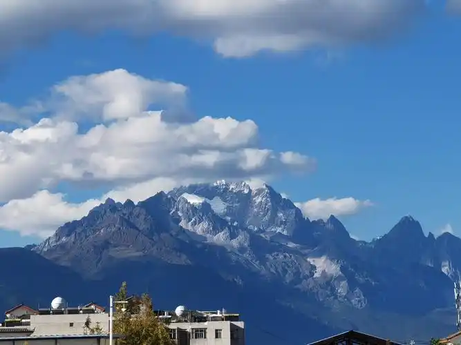 远看玉龙雪山