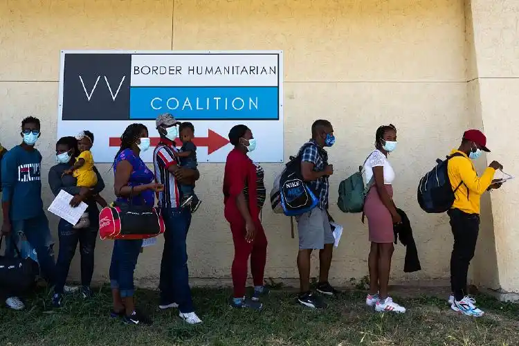 万名海地人聚集美国得州准备闯关