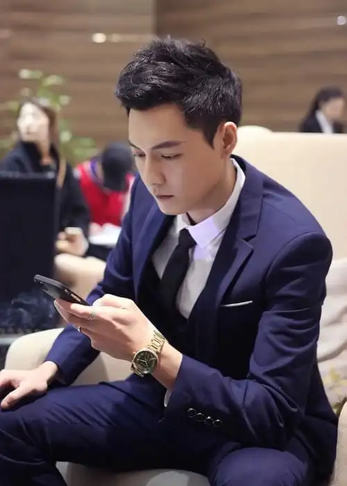 冯铭潮新片变冷酷富二代气场超强尽显控制欲