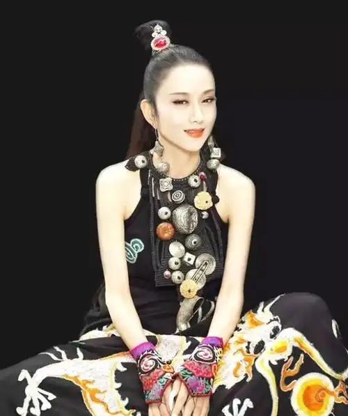 杨丽萍年轻时的一组旧照貌美可赛关之琳