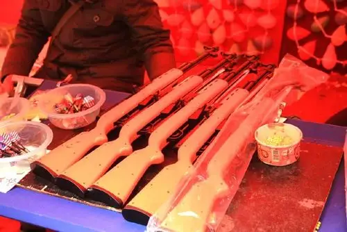 街头再现气枪打靶射击摊