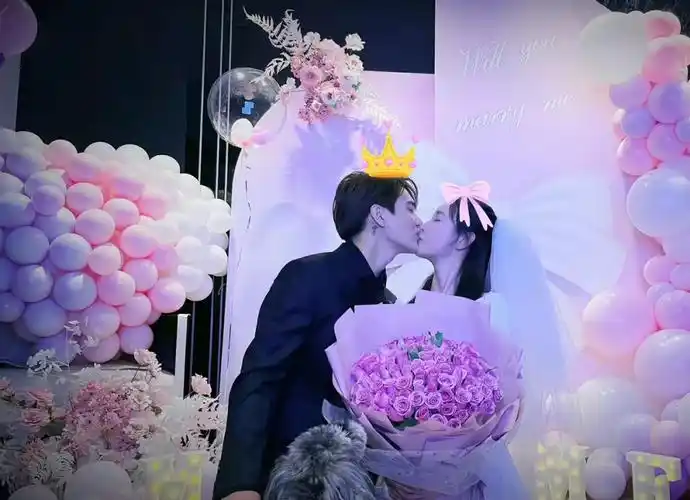 天天兄弟小五求婚成功!张檬穿白裙戴头纱主动送香吻,甜蜜感爆棚插图2