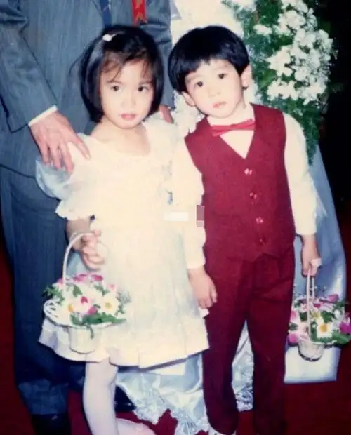 陈若仪晒出多张童年照,并称原来我小时候也有小黄(宠物狗),其中陈若仪