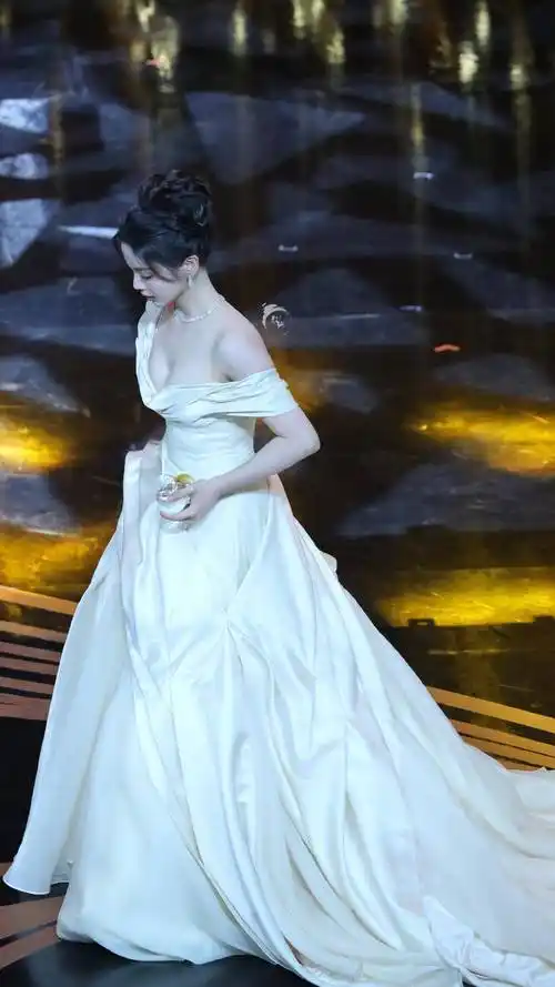 万茜,张萌,李小冉等女星深v礼服大秀性感身材!_时尚_盛典_黑色