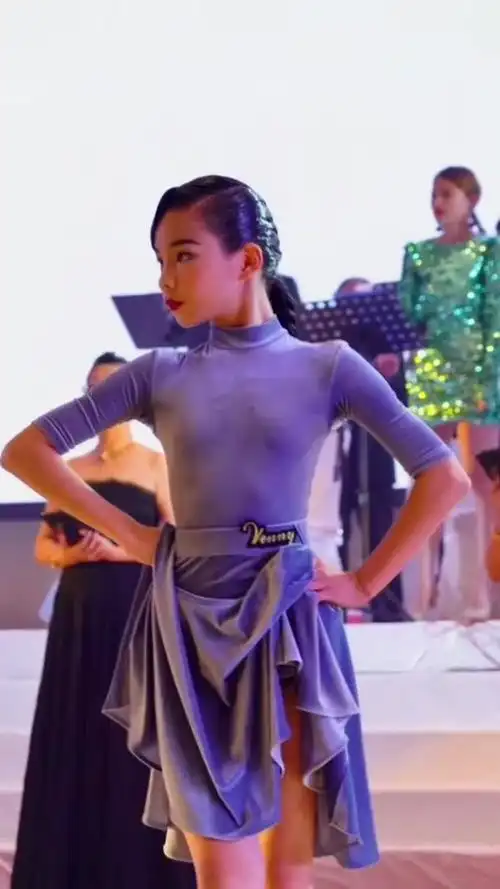这个小女孩真的太自信了,果然学拉丁舞的都很有气质