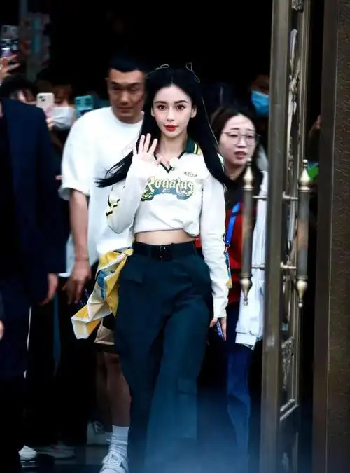 杨颖奔跑吧上班路透翻领t恤搭工装裤甜酷又减龄