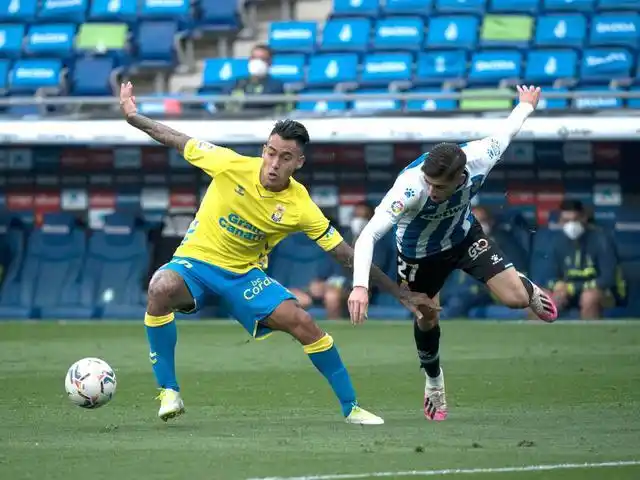 当地时间4月24日,在2020-2021赛季西班牙足球乙级联赛第36轮比赛中