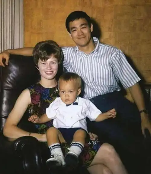 两人结婚之后,李小龙就曾教过琳达练习武术,虽然只是略学皮毛,并且