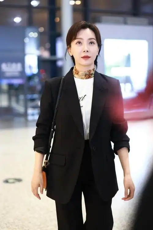 陈数上海出发 黑色西服套装时尚干练